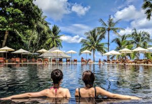 La détente en famille dans la piscine
